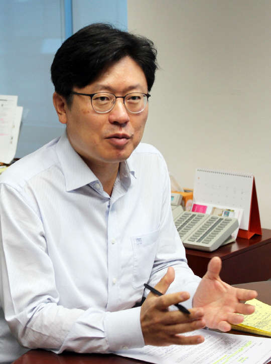 조영훈 SK텔레콤 스마트홈 TF장이 30일 연합뉴스와 인터뷰에서 &quot;이르면 4분기 중 스마트홈 애플리케이션을 개선해 주인을 알아보는 똑똑한 서비스를 구현하려고 한다&quot;고 말하고 있다.